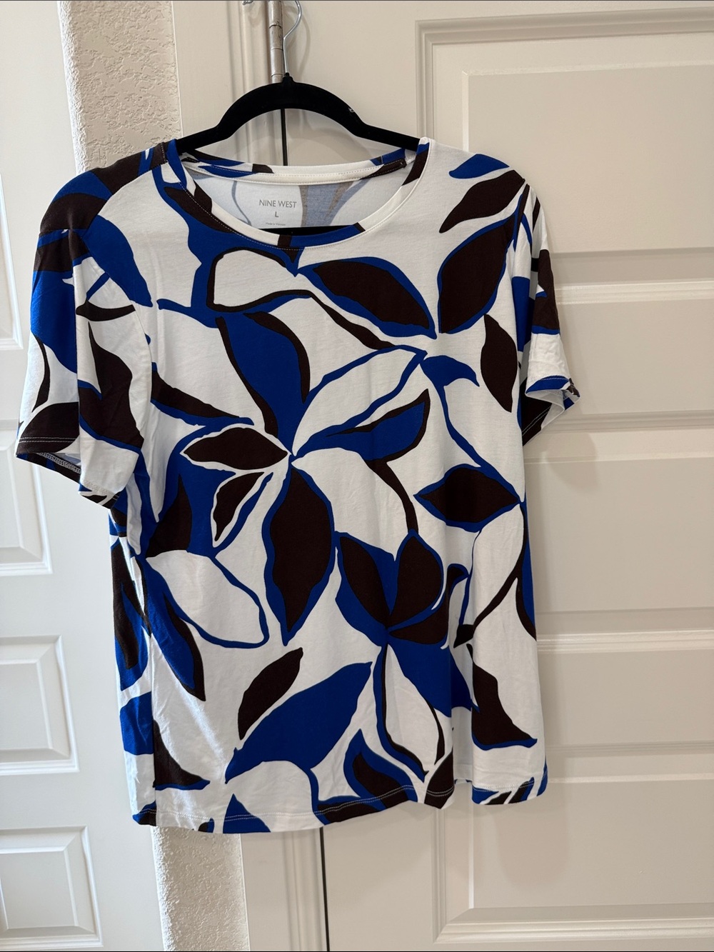 Nine West White Tee with Blue & Brown Abstract Leaf Print